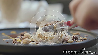 Ospite del ristorante con appetito che taglia un pezzo fresco di dolce cremoso turco del dado e del nougat Fine in su video d archivio Ospite del ristorante con appetito che taglia un pezzo fresco di dolce cremoso turco del dado e del nougat Fine in su video d archivio