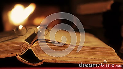 Oud boek binnen voor een open haard Oud boek binnen voor een open haard