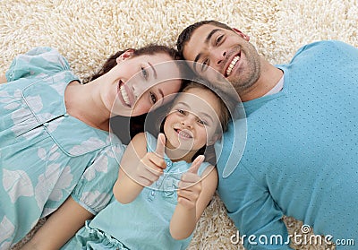 ouders-en-meisje-op-vloer-met-omhoog-duimen-11450815.jpg