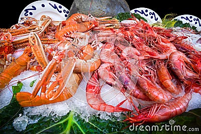 Outdoor showcase restaurant with seafood - crabs, shrimp Stock Photo