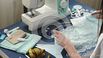 Ouvrière couturière de bureau, lingerie de concepteur, vue de côté, fond bleu clips vidéos Ouvrière couturière de bureau, lingerie de concepteur, vue de côté, fond bleu clips vidéos