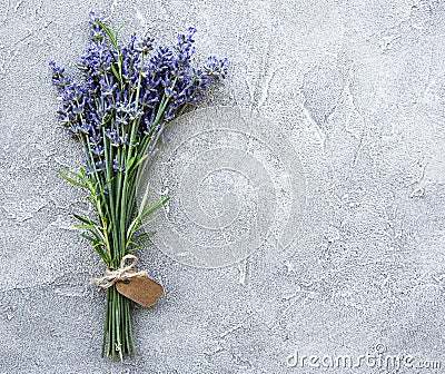 Overhead view of a bundle of fresh lavender flowers with blank tag Stock Photo