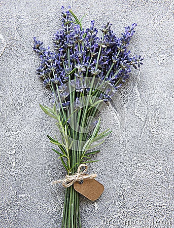 Overhead view of a bundle of fresh lavender flowers with blank tag Stock Photo