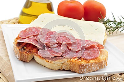 pa amb tomaquet amb fuet, bread with tomato and a typical sausage of Catalonia, Spain Stock Photo