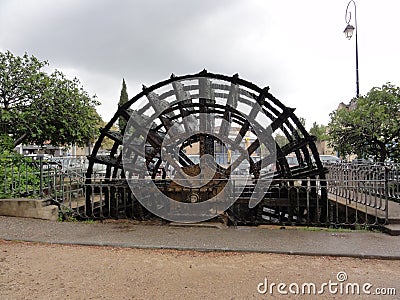 A paddle wheel, with Isle-on Sorgue - France Stock Photo