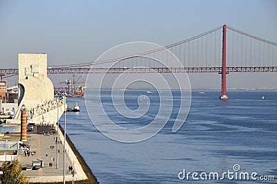 Padrao dos Descobrimentos & 25 de Abril Bridge Editorial Stock Photo