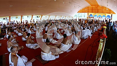 Padres de roupas brancas sentam-se em filas e cantam mantra preyer a Deus em torno de estátuas públicas longínquas de deuses hind video estoque Padres de roupas brancas sentam-se em filas e cantam mantra preyer a Deus em torno de estátuas públicas longínquas de deuses hind video estoque