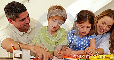 Padres felices y niños que unen metrajes Padres felices y niños que unen metrajes