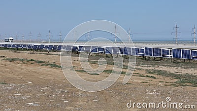 Panneaux solaires avec le ciel ensoleillé Panneaux solaires bleus Fond des modules photovoltaïques pour l'énergie renouvelable banque de vidéos Panneaux solaires avec le ciel ensoleillé Panneaux solaires bleus Fond des modules photovoltaïques pour l'énergie renouvelable banque de vidéos