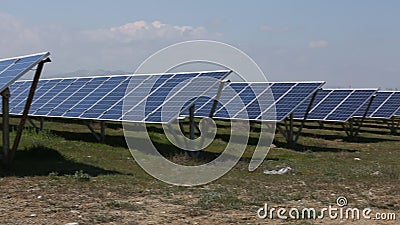 Panneaux solaires avec le ciel ensoleillé Panneaux solaires bleus Fond des modules photovoltaïques pour l'énergie renouvelable banque de vidéos Panneaux solaires avec le ciel ensoleillé Panneaux solaires bleus Fond des modules photovoltaïques pour l'énergie renouvelable banque de vidéos