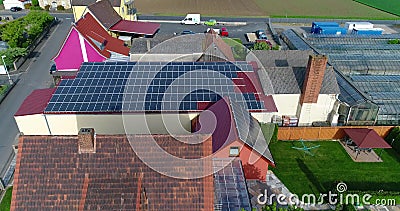 Panneaux solaires sur le toit de la maison, l'extraction de l'électricité par les panneaux solaires, centrale solaire personnelle banque de vidéos Panneaux solaires sur le toit de la maison, l'extraction de l'électricité par les panneaux solaires, centrale solaire personnelle banque de vidéos