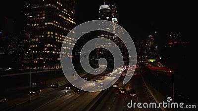 Panning van het stadsverkeer tijdtijdspanne in Los Angeles van de binnenstad bij nacht 4K stock footage Panning van het stadsverkeer tijdtijdspanne in Los Angeles van de binnenstad bij nacht 4K stock footage