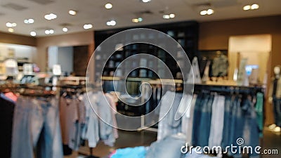 Panorama desfocado da loja de roupas de denim em um grande shopping center vídeos de arquivo Panorama desfocado da loja de roupas de denim em um grande shopping center vídeos de arquivo