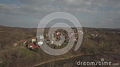 Panorama od ptasiego ` s oka widoku ?rodkowy Europa: Polska wioska lokalizuje w?r?d zielonych wzg?rzy klimat umiarkowanych zdjęcie wideo Panorama od ptasiego ` s oka widoku ?rodkowy Europa: Polska wioska lokalizuje w?r?d zielonych wzg?rzy klimat umiarkowanych zdjęcie wideo