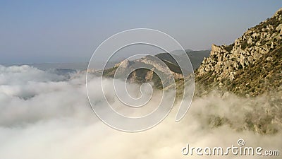 Panoramahommel het vliegen Dichte witte wolken die op groene berghelling kruipen stock videobeelden Panoramahommel het vliegen Dichte witte wolken die op groene berghelling kruipen stock videobeelden