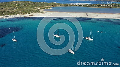 Panoramasicht auf den Sandstrand, die Yachten und das Meer mit Azurblau, in Villasimius, Sardinia Sardegna, Italien Urlaub, stock video Panoramasicht auf den Sandstrand, die Yachten und das Meer mit Azurblau, in Villasimius, Sardinia Sardegna, Italien Urlaub, stock video