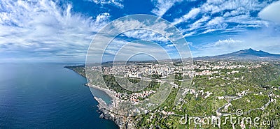 Panoramica aerea di Acireale, la Timpa di Acireale e Santa Maria la Scala con il vulcano Etna da sfondo nel cielo e mare Stock Photo