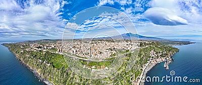 Panoramica aerea di Acireale, la Timpa di Acireale e Santa Maria la Scala con il vulcano Etna da sfondo nel cielo e mare Stock Photo