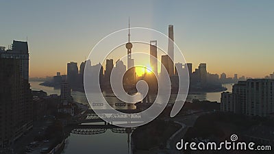 Panoramische Shanghai-Skyline und Waibaidu-Brücke bei Sonnenaufgang Lujiazui-Bezirk China Schattenbild des kauernden Geschäftsman stock footage Panoramische Shanghai-Skyline und Waibaidu-Brücke bei Sonnenaufgang Lujiazui-Bezirk China Schattenbild des kauernden Geschäftsman stock footage