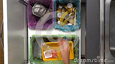 Papa, maman et enfant en bas âge réutilisant des déchets à la maison Plan rapproché des mains Mouvement lent banque de vidéos Papa, maman et enfant en bas âge réutilisant des déchets à la maison Plan rapproché des mains Mouvement lent banque de vidéos