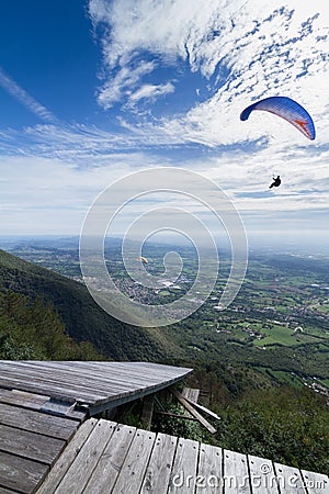 Para-gliders flying in the sky, with a ramp for hang gliders and Stock Photo