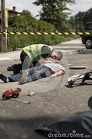 Paramedic resuscitating traffic collision victim Stock Photo