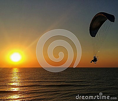 Parapantist ce zboara deasupra mariiï¿¼ Stock Photo