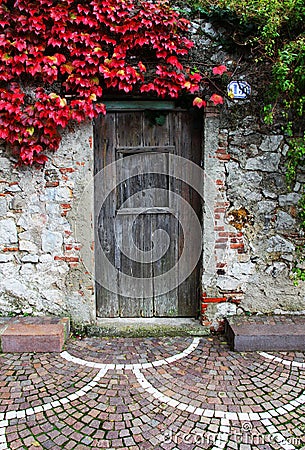 Porta di legno e parete di pietra fotografia stock immagine ...