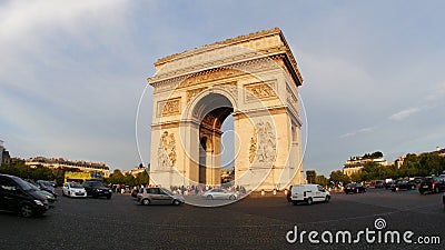 PARIGI - LA FRANCIA, AGOSTO 2015: vista di Champs-Elysees con traffico PARIGI - LA FRANCIA, AGOSTO 2015: vista di Champs-Elysees con traffico