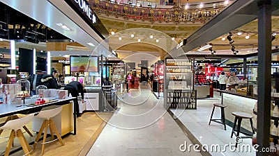 Lojas De Perfume E Cosméticos No Chão Do Shopping De Lafayette, Numa Vista  De Cima Do Natal Filme - Vídeo de interior, arte: 204070850