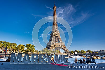 Paris, France - September 17, 2022: The romantic scenery of a marriage proposal with the inscription marry me in front of the Editorial Stock Photo