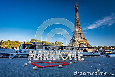 Paris, France - September 17, 2022: The romantic scenery of a marriage proposal with the inscription marry me in front of the Editorial Stock Photo