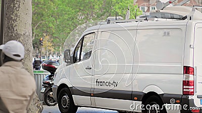Paris, Frankreich - Oktober 2019: Moderne Satellitenfernsehen-Satellitenmobilfunkübertragung Satellitenübertragung stock video footage Paris, Frankreich - Oktober 2019: Moderne Satellitenfernsehen-Satellitenmobilfunkübertragung Satellitenübertragung stock video footage