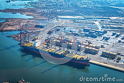 The Paris II unloading containers at the Howland Hook Marine Terminal - GCT New York Stock Photo