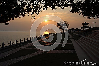 Viewing site for the tidal bore on the estuary of the Qiantang River near Hangzhou, China Stock Photo