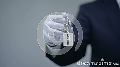 Parola della località di soggiorno su keychain in mano del receptionist, affitti d'abitazione di lusso sulla vacanza archivi video Parola della località di soggiorno su keychain in mano del receptionist, affitti d'abitazione di lusso sulla vacanza archivi video