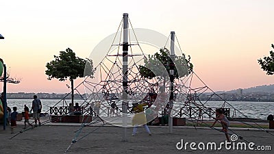 Parque e crianças vídeos de arquivo Parque e crianças vídeos de arquivo