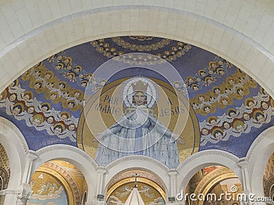 Particolare del mosaico nella basilica di Nostra Signora del Rosario, una chiesa del santuario di Lourdes Stock Photo