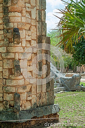 Particolari delle pietre decorative di un tempio Maya, nell`area archeologica di Chichen Itza Stock Photo