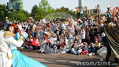 París, Francia - Abril de 2019: espectáculo de desfile en la feria de Disneyland París, Francia - Abril de 2019: espectáculo de desfile en la feria de Disneyland