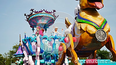París, Francia - Abril de 2019: espectáculo de desfile en la feria de Disneyland París, Francia - Abril de 2019: espectáculo de desfile en la feria de Disneyland