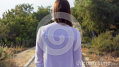 Paseo de la mujer a lo largo de la calzada en parque verde en la cámara lenta Naturaleza de goce femenina feliz al aire libre sol metrajes Paseo de la mujer a lo largo de la calzada en parque verde en la cámara lenta Naturaleza de goce femenina feliz al aire libre sol metrajes