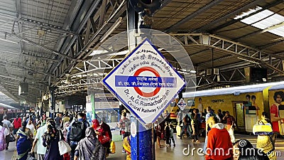 Passagerare som reser på plattformen vid centralstationen i Chennai. mgr central. chennai tamil nadu india stock video Passagerare som reser på plattformen vid centralstationen i Chennai. mgr central. chennai tamil nadu india stock video