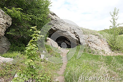 Path leading to the entrance to the cave Stock Photo