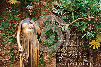 Patio and statue Juliet, Verona, Italy Stock Photo