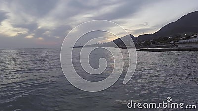 Paysage Stupéfiant De La Mer Noire Ligne De Côte Colline Verte Au Coucher Du Soleil Avec Le Ciel Nuageux