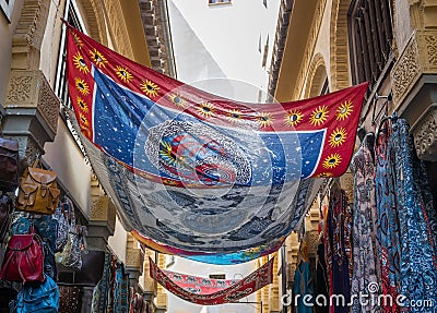 PaÃƒÂ±os y telas en el bazar de la AlcaicerÃƒÂ­a de Granada, EspaÃƒÂ±a Stock Photo