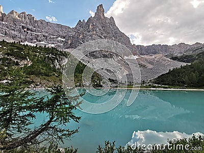 The hut Rifugio Alfonso Vandelli and lake Sorapis in Alps Stock Photo