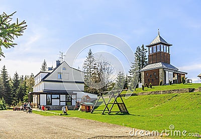 Pension Kamenná chata and Tetrev lookout tower in the Silesian-Moravian Beskids, Czech Republic Stock Photo