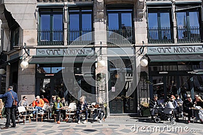 PEOPLE ENJOY SUMMER DAY AT CAFE Editorial Stock Photo